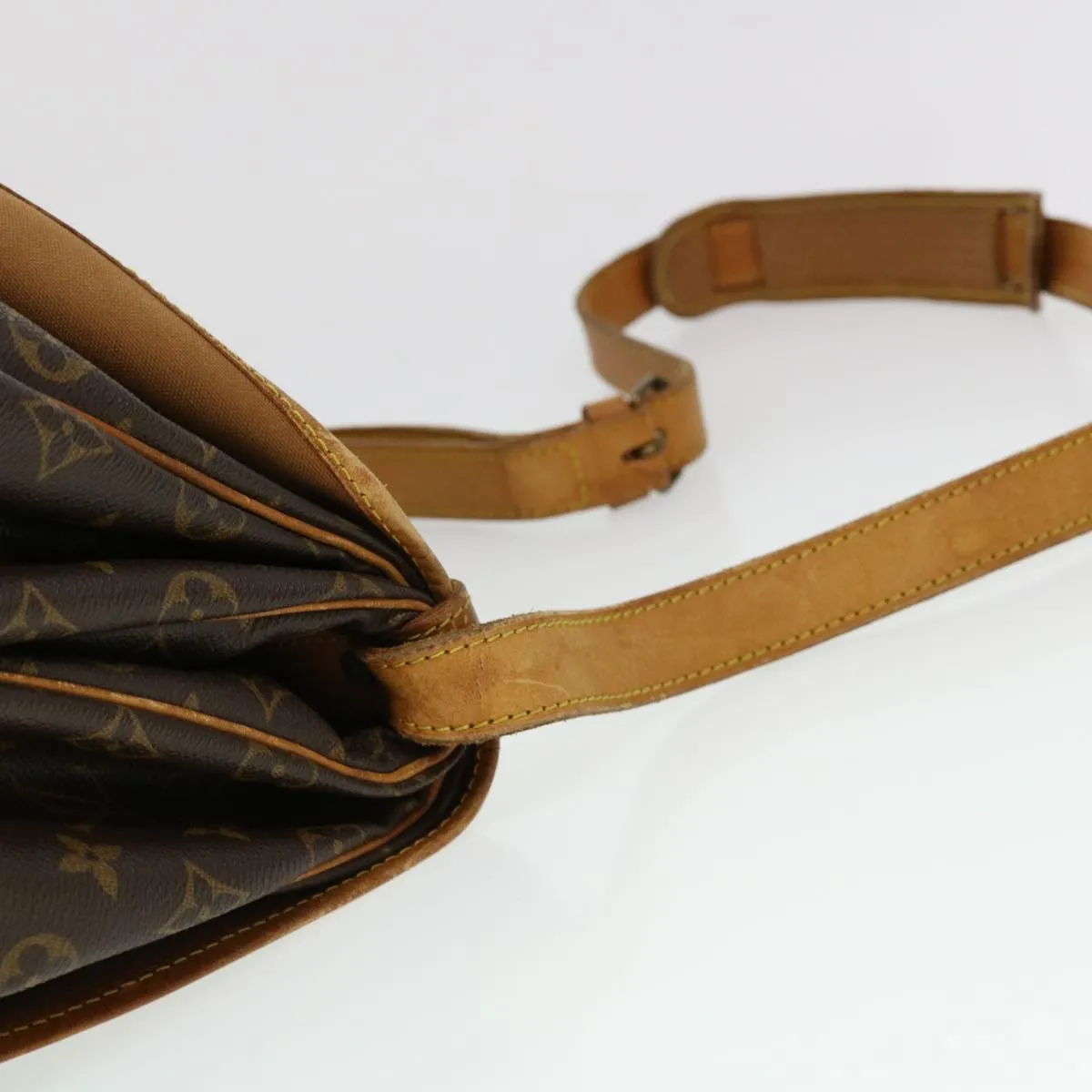 LOUIS VUITTON Monogram Saumur 35 Shoulder Bag M42254 LV Auth 40585